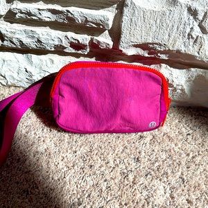 PERFECT CONDITION lululemon everywhere belt bag sonic pink